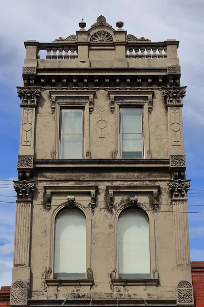 Цемент Зробив Західний Фасад Триповерхової Терасної Будівлі Балюстрадним Парапетом Прокрученим — стокове фото