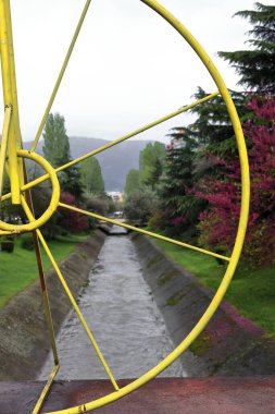 Rruga İbrahim Rugova boyunca uzanan yaya köprüsünden doğuya doğru Lana nehrinin dönüştüğü uzun beton kanalın üzerine, çimenli kıyıları güzel ağaçlarla çevrili. Tiran-Arnavutluk.