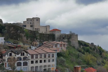 Kentin kaledeki son binaları ve kalede bulunan Ulusal Tarih Müzesi Cerci Kastrioti İskenderbeu-Muzeu Tarihsel Kombetar Cergj Kastrioti İskenderbeu üzerindeki SE-semt manzarası. Kruja-Arnavutluk.