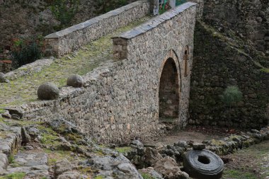 Dollma Tekke-Teqja e Dollmes ya da Hajji Mustafa Baba Tekke 'ye giden kaldırım taşlı köprü, kale bölgesinde 1780 yılında inşa edilen küçük Sufi İslami tapınağı. Kruja-Arnavutluk.