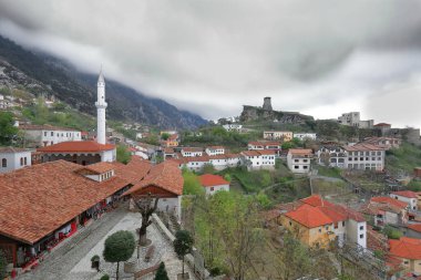 Şatoya Eski Pazar ve Murat Bey Camisi ve Ulusal Tarih Müzesi Gjergj Kastrioti Kastrioti İskenderbeu-Muzeu Historik Kombetar Cergj Kastrioti İskenderbeu 'ya karşı SE' nin bakış açısı. Kruja-Arnavutluk.