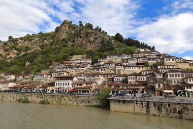 Mangalem tarihi bölgesinin 'Bin Pencere' veya 'Windows over Windows' Panorama 'Osum nehrinin güney-sol kıyısında, Tomorr dağları yamacında Osmanlı döneminden kalma evler. Berat - Arnavutluk.