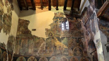 Berat, Arnavutluk-15 Nisan 2019: Vllaherna Kilisesi 'nin Aziz Meryem Kilisesi, Nikolla Onufer' in 1578 yılında yaptığı birçok resme ev sahipliği yapıyor. Burada NE duvarının içindekiler..