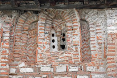 Kala-Kalaja ve Beratit semtindeki Saint Mary Vllaherna-Blachernae kilisesi, kırmızı tuğla ve taş blokların güneybatı duvarına açılan mulyon penceresinin ayrıntıları. Berat-Arnavutluk.