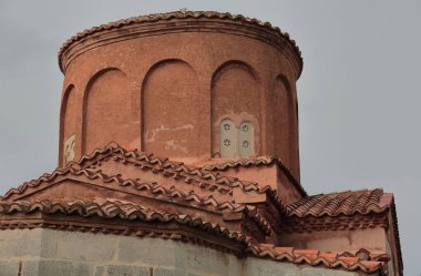 Dairesel kubbe, eski Saint Mary Kilisesi manastırı, 13. yüzyılın ikinci yarısı: kare şeklinde plan, kubbe, narthex ve exonarthex, artık Arkeoloji Müzesi koltuğu. Apollonia-Arnavutluk.