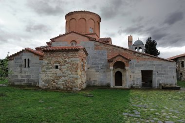 Eski Saint Mary Manastırı Kilisesi, 13. yüzyılın ikinci yarısı: kare çapraz plan, kubbe, narthex ve exonarthex, günümüzde Arkeoloji Müzesi 'ne ev sahipliği yapmaktadır. Apollonia-Arnavutluk.