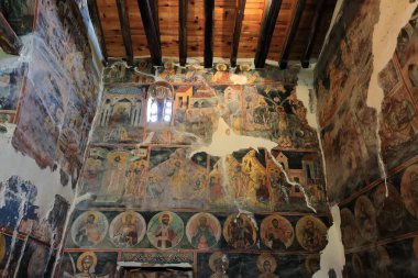 Berat, Arnavutluk-15 Nisan 2019: Vllaherna Kilisesi 'nin Aziz Meryem Kilisesi, Nikolla Onufer' in 1578 yılında yaptığı birçok resme ev sahipliği yapıyor. Burada, NW duvarının içindekiler..