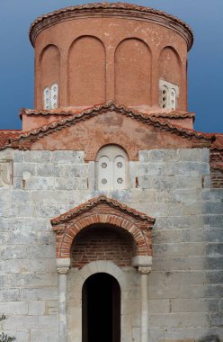 SW cephe, kilise -katholik- Aziz Mary Manastırı: silindirik davul ve gable-çatı portico sütunları ile taçlandırılmış Roma çiçek motifleri başkentleri. Apollonia-Arnavutluk.