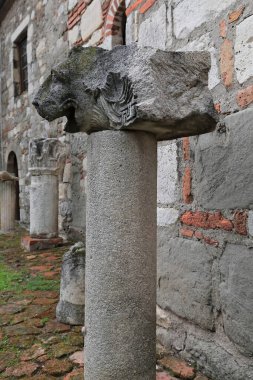 Apollonia yakınlarındaki antik Greko-Roma şehir harabelerinden gelen Spolia, avlunun iç duvarına bakan güneydoğu boyunca açıkta duruyor, eski Aziz Mary Manastırı: aslan başı sütunun üstünde. Apollonia-Arnavutluk.