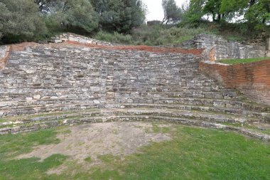 Odeon binasının Yunan tarzı ve İ.Ö. 2. yüzyılın ortalarından kalma Roma yapımı koltuklarında 600 kişi için kültür, müzik ve resmi toplantılarda 16 sıra yer alıyor. Apollonia-Arnavutluk.