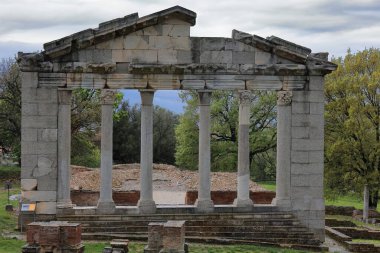 M.S. 2. yüzyılın son çeyreğinde Roma tapınağı mimarisi, Boulea 'nın merkezi veya şehir meclisi ile inşa edilen Agonothetes Anıtı' nın ön manzarası. Apollonia-Arnavutluk.
