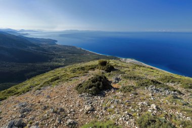 Arka planda, İyon kıyılarındaki Drymades ve Dhermi plajlarından Yunan Korfu, Erikousa ve Othonoi adalarına kadar güneye bakan Panorama Llogara manzarası var. Vlore ilçesi-Arnavutluk.