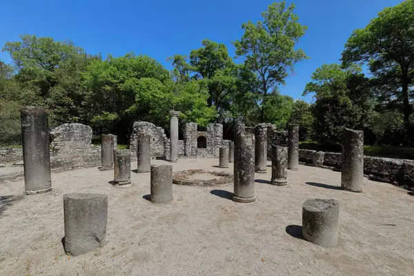 M.Ö. VI yüzyılın kalıntıları, antik mozaikler Butrint arkeoloji sitesini kaplayan merkezi bir yazı tipi ve çakıl zemininin etrafındaki sütunlarla vaftizin dairesel yapısını tarihlendirdi. Vlore ilçesi-Arnavutluk.