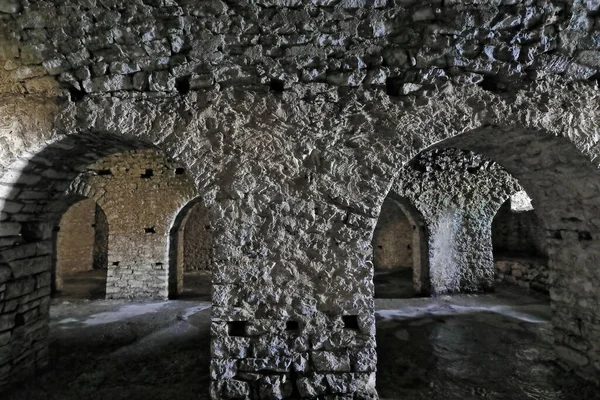 Τοιχοτόξα Διαμορφώνουν Εσωτερικά Περάσματα Στο Ισόγειο Όπου Βρισκόταν Μια Φυλακή Εικόνα Αρχείου