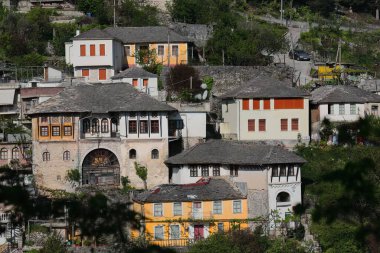 Hillside Osmanlı tarzı evler taş bloklarla inşa edilmiş ve şehir kalesinden batıya bakan düz giyimli taşlardan yapılmış XVII-XVIII yüzyıllarından kalma. Cirokaster-Arnavutluk.