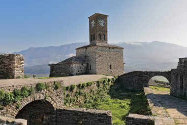 Saat Kulesi, Ali Paşa 'nın M.S. 1812' de yaptığı yeniden yapılandırmada, Lunxheri 'nin arka plandaki beş günlük namaz anını insanlara göstermek için kaleye eklediği saat kulesi. Cirokaster-Arnavutluk.