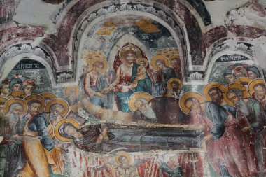 Permet, Arnavutluk-17 Nisan 2019: Aziz Mary 's Leusa Kilisesi 18. yüzyıldan kalma ve Bizans döneminden kalma kalıntılar üzerine inşa edilmiştir. 1812 'den kalma duvar resimleri İncil sahneleri, Bakire Yurdu.