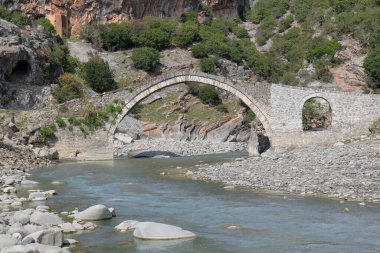 XVIII. Yüzyılın ortalarında inşa edilen Osmanlı Katiu Köprüsü -Ura e Kadiut, Langarica Nehri üzerinden 15 metre uzunluğundaki Yargıç Köprüsü, nehir kanyonunun başlangıcını simgeliyor. Benje köyü-Permet kenti-Arnavutluk.