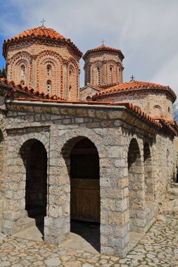 XVI. Yüzyıl, ortaçağ Bulgar yazar-aydınlatıcısı tarafından MS 905 yılında kurulan Doğu Ortodoks Aziz Naum Manastırı 'nı yeniden inşa etti. Kutsal Başmelekler Kilisesi, kompleksin merkezi. Ohri-Kuzey Makedonya.