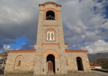 Plaosnik arkeoloji alanı, MS 863, Bizans Azizler Kilisesi Clement ve Panteleimon Kilisesi -Crkva Sveti Kliment i Pantelejmon-W ön cephesi 2002 yılında orijinal malzemeler kullanılarak inşa edildi. Ohri-Kuzey Makedonya.