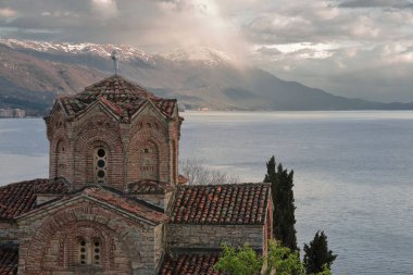 Plaosnik arkeoloji alanından batıya doğru Kaneo 'daki Aziz John teolojisti Sveti Jovan Kaneo kilisesi göle ve arka plandaki Şeyh dağlarına doğru. Ohri-Kuzey Makedonya.