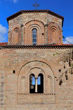 Milattan sonra 1314 yılında Başpiskopos Gregory Exonarthex 'in sekiz köşeli güney kulesi. St. Sophia Kilisesi' nin batı cephesi. Başpiskopos Leo tarafından 1035-1056 yılları arasında bir V yüzyıllık bazilika üzerinde yeniden inşa edilmiş. Ohri-Kuzey Makedonya.