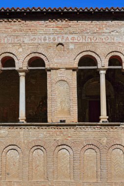 Milattan sonra 1035-1056 yılları arasında Başpiskopos Leo tarafından bir V yüzyılı bazilikasında yeniden inşa edilen Aziz Sophia Kilisesi 'nin batı cephesi, MS 1314' ten kalma Başpiskopos Gregory exonarthex 'in ikinci kattaki üç katlı penceresi. Ohri-Kuzey Makedonya.