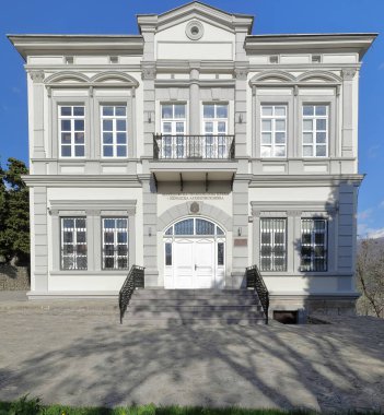 Kapının üzerindeki yazıda belirtildiği üzere Makedon Ortodoks Kilisesi 'nin Ohri Başpiskoposluğu' nun Neoklasik yapı koltuğu Pravoslavna Ohridska Arhiepiskopija-. Ohri-Kuzey Makedonya.