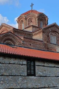 Köşedeki SW 'dan yan yatık manzara, kubbeler ve çatılar, Kutsal Meryem Ana Kilisesi cephesi Crkva Presveta Bogorodica- Perivleptos - 