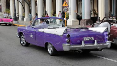 Havana, Küba, 07 Ekim 2019: Mor ve beyaz klasik Amerikan arabası -almendron, yank tank- Dodge Custom Royal Lancer 4 kapılı Üstü açılabilir 1957 model Paseo del Prado boyunca güneye doğru gidiyor..