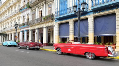 Havana, Küba-7 Ekim 2019: Üç mavi-bordo-kırmızı üstü açık Amerikan arabası - Ford Super DeLuxe 1947-48, Chevrolet Styleline DeLuxe 1952, Ford Crestline Victoria 1953 - Paseo del Prado 'da park