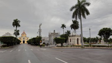 Avenida Cristobal Colon Bulvarı 'ndaki mezarlar Capilla Merkez Kilisesi' ne, Cementerio de Colon Mezarlığı 'na gidiyor. 500' den fazla anıtın olduğu düşünülen özenle yontulmuş anıtlara ev sahipliği yapıyor. Havana-Küba.