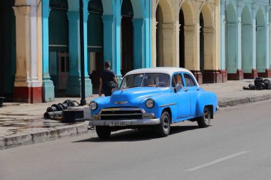 Havana, Küba-8 Ekim 2019: Mavi-beyaz eski Amerikan klasik arabası -almendron, Yank tank- Chevrolet Styleline DeLuxe 4 kapılı Sedan 1952 Paseo del Prado 'yu en güney, doğu yakasına doğru sürüyor..
