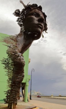 Havana, Küba-8 Ekim 2019: Primavera - İlkbahar, Malecon 'dan denize bakan bir kadının 7 metrelik heykeli, yerel balerinlerden esinlenilerek 2015 yılında şehrin Tarih Bürosu' na bağışlandı..