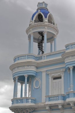Cienfuegos, Küba-11 Ekim 2019, San Fernando ve Bouyon caddelerinin kesiştiği güney batı köşesinde, 1918 yılında eklektik tarzda inşa edilen eski Ferrer Sarayı, şimdi de sanat müzesi.