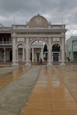 Cienfuegos, Küba-11 Ekim 2019: The Arco de Triunfo-Arch of Triumph Ulusal Anıtı Plaza Jose Marti Meydanı girişinde, kasaba çalışanları ve Küba 'nın Bağımsızlık Günü-1902-05-20 adanmıştır.