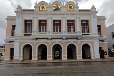 Cienfuegos, Küba-11 Ekim 2019: 1889 yılında güneye bakan Portico, Tomas Terry Tiyatrosu 'nu üç Venedik tarzı altın yaprak mozaiği ile inşa etti..