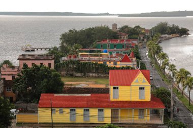 Cienfuegos, Küba-11 Ekim 2019: Jagua Oteli 'nin en üst katından Punta Gorda Yarımadası boyunca Cagua 35. Cadde' nin en güney köşesinden Jagua Körfezi 'ne doğru giden güney manzarası.