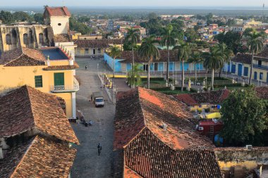 Trinidad, Küba-12 Ekim 2019: Erken gün batımı, Cristo Caddesi, Plaza Belediye Başkanı Meydanı, Brunet Sarayı ve Karayip Denizi 'ne kadar Kutsal Üçlü Kilisesi' nin üzerindeki San Francisco kilise çan kulesinden SE-ward manzarası.