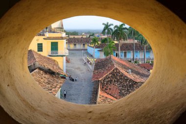 Trinidad, Küba-12 Ekim 2019: Erken gün batımı, Cristo Caddesi 'nin San Francisco Kilisesi çan kulesi Plaza Belediye Başkanı Meydanı, Brunet Sarayı, Sanchez Iznaga Malikânesi, oval pencere çerçeveli.