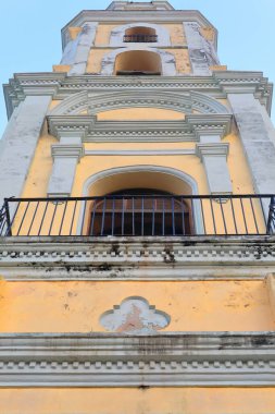 Trinidad, Küba-12 Ekim 2019: Erken gün batımı, eski Iglesia San Francisco kilise çanının alçak açılı görüntüsü - şimdi Ulusal Haydutlarla Mücadele Müzesi - Calle Cristo Caddesi 'nden görüldü.