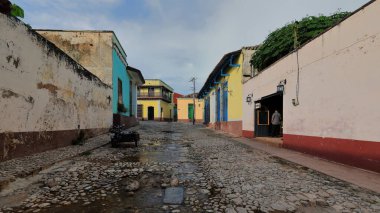 Calle Cristo Caddesi 'ne kadar uzanan Alameda Caddesi' nin batısındaki su birikintisine park edilmiş motosiklet. Trinidad-Küba-264