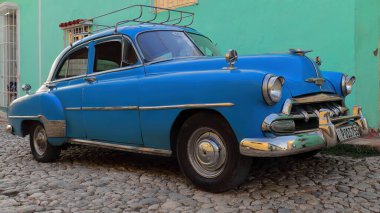 1952 'den kalma eski mavi Amerikan Almendron klasik arabası Chevrolet. Calle Boca Caddesi, Plaza Belediye Başkanı Meydanı kolonileşmiş. Trinidad-Küba-279