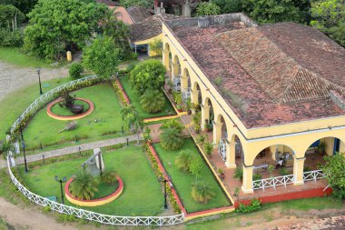 Trinidad, Küba-14 Ekim 2019: Manaca Iznaga Malikanesi 'nin sahibinin evi, 1815-1830 yılları arasında kölelerin izlenmesi için inşa edilen tarlanın batı manzaralı 43' 5 metre yüksekliğinde görüldü..