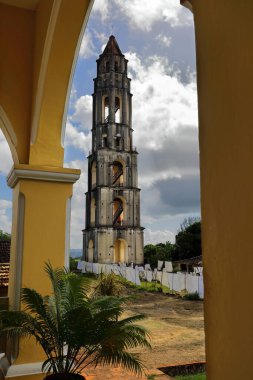 43 '5 metre yüksekliğinde, 1815-30 yılları arasında Manaca Iznaga Malikanesi' nin çan kulesi, plantasyonda çalışan köleleri izlemek için tasarlandı. Trinidad-Küba-301