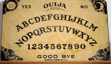 Santa Clara, Küba-14 Ekim 2019: 1919 tarihli Amerikan yapımı klasik ruh çağırma tahtası. 