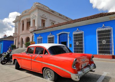 Arkadan görünüşlü, beyaz çatılı, klasik Amerikan arabası Chevrolet 1956 'dan kalma, İl Müzesi ve Kütüphanesi' nin yanına park edilmiş. Sancti Spiritus-Küba-329