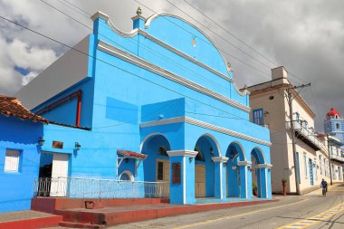 Sancti Spiritus, Küba-15 Ekim 2019: Teatro Principal Theater gök mavisi cephe, Koloni Sanat Müzesi güneydoğu cephesi, Greater Parish çan kulesi, Calle Maximo Gomez Caddesi batı yakası
