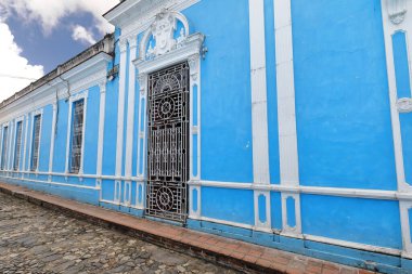 Sancti Spiritus, Küba-15 Ekim 2019: Calles El Llano-Agramonte Caddeleri NE köşesindeki yenilenmiş, gök mavisi bir katlı koloni evinin Calle Llano Caddesi boyunca batı cephesi.