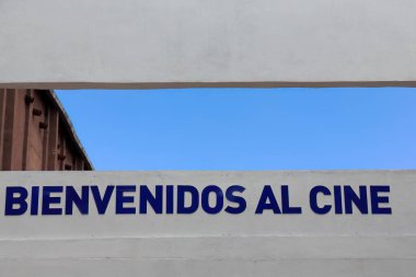 Camaguey, Küba-15 Ekim 2019: Film makaraları ve eski projektör dekorasyonu, Tematik Film Yürüyüşü veya Sinema Sokağı, Plaza Soledad Meydanı ile Plaza Trabajadores Meydanı arasındaki sinema dünyasının kapısı.